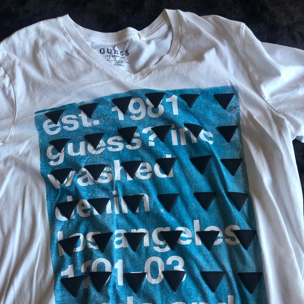 Guess T-shirt V neck